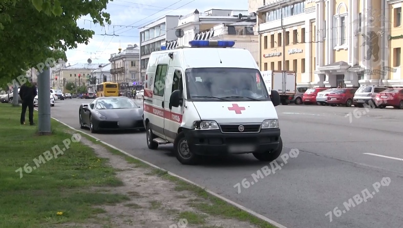 В центре Ярославля столкнулись машина скорой помощи и Ferrari экс-депутата