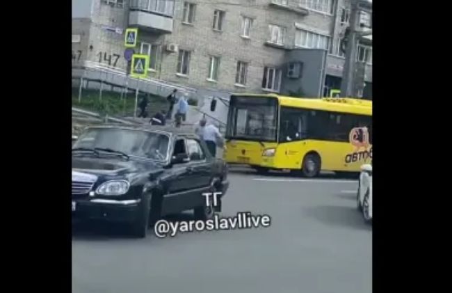 На Московском проспекте в Ярославле автобус насмерть сбил мужчину