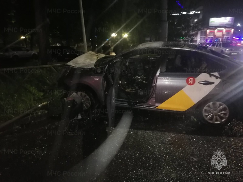 В центре Ярославля такси врезалось в ограждение и загорелось: пострадал пассажир