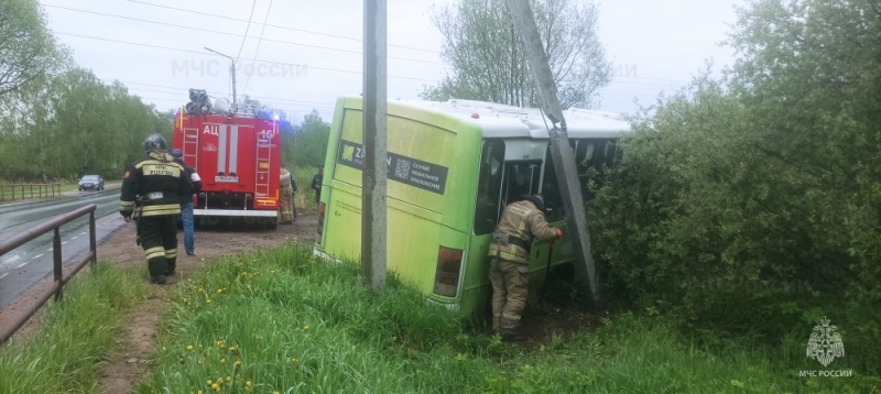 В Ярославской области рейсовый автобус врезался в столб: пострадала кондуктор