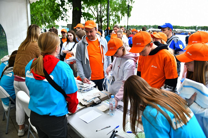 Волонтеры ПСБ вместе с ярославцами собрали десятки мешков мусора с Тверицкой набережной