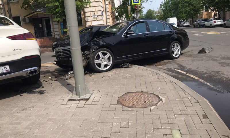 В центре Ярославля столкнулись два «Мерседеса»