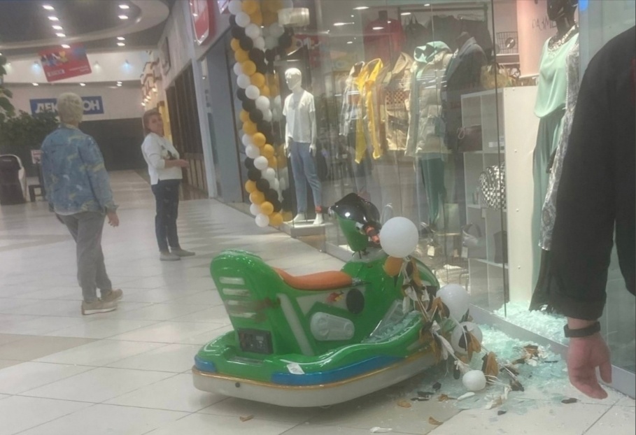 Ребенок на машинке в торговом центре Ярославля не справился с управлением и разбил стеклянную витрину магазина