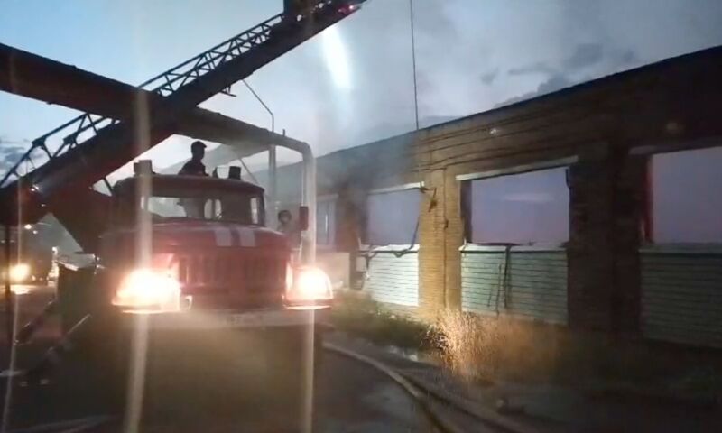 Пожар на мебельной фабрике в Рыбинске тушили 11 часов