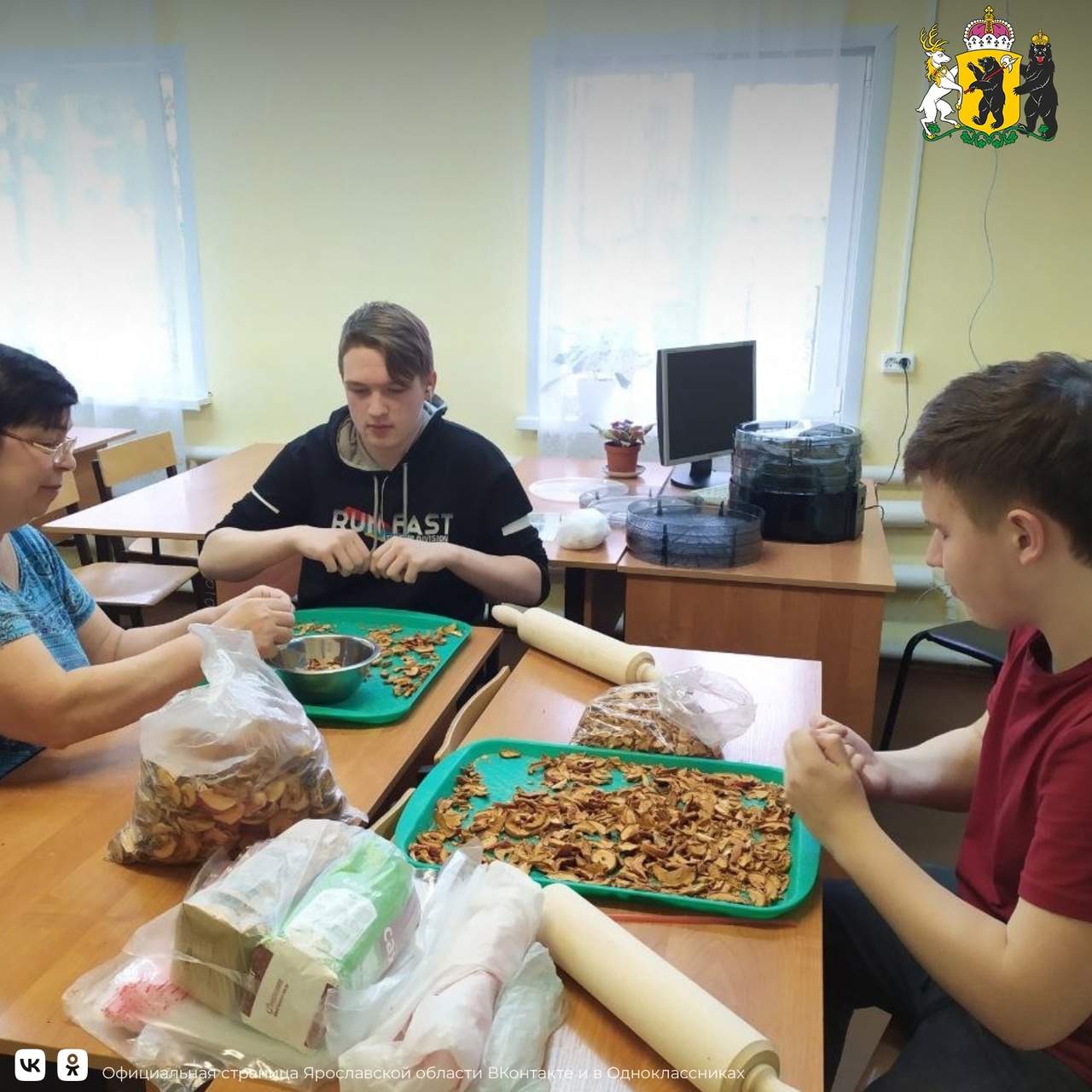 Студенты колледжа Ярославской области приготовили больше тысячи порций еды для военных