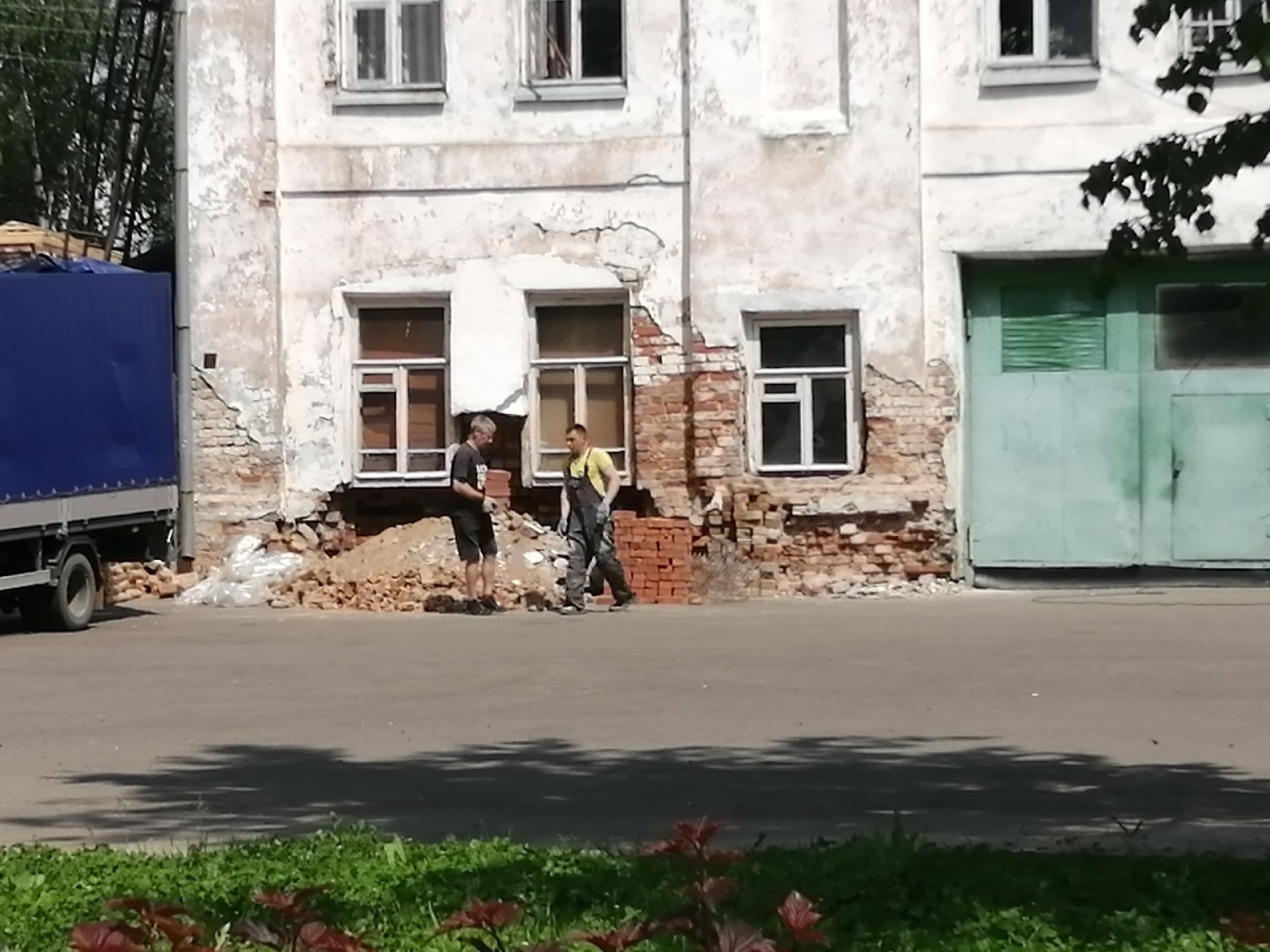 В Ярославской области у здания пожарной части обрушилась стена