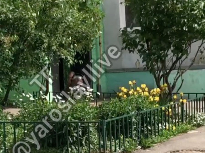 В ярославском дворе голый мужчина разгуливал рядом с детской площадкой