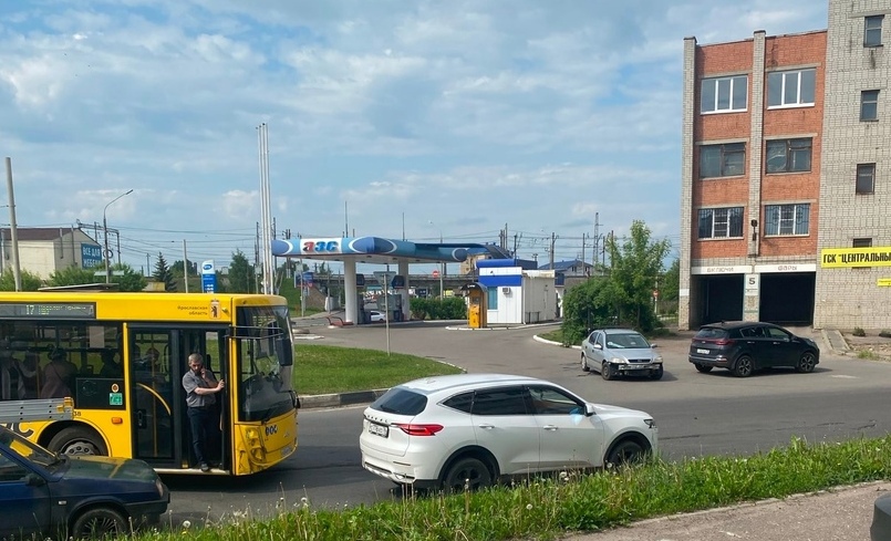 В центре Ярославля произошло несколько ДТП с автобусами