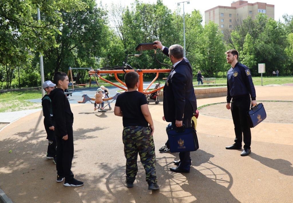 Детский омбудсмен нашел заросли борщевика у детского парка в Ярославле