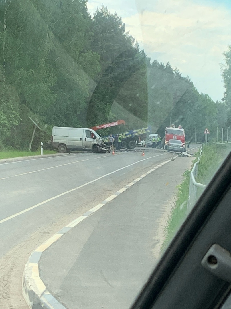 Движение перекрыто: на трассе под Ярославлем столкнулись две легковушки, микроавтобус и погрузчик