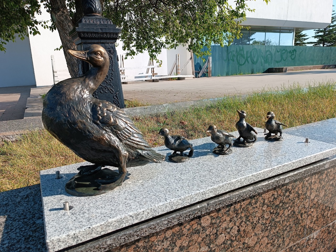 В Ярославле скульптуру утки с утятами вернули на место