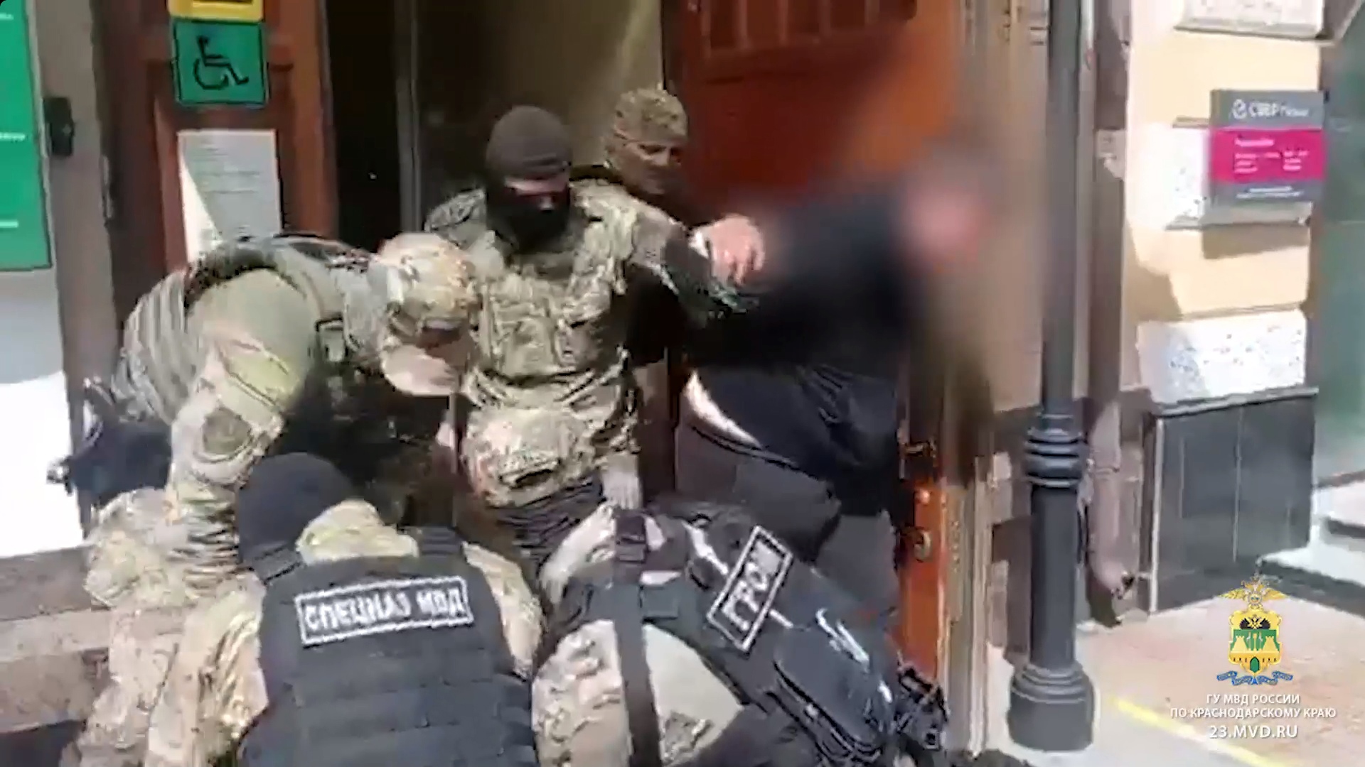 Телефонный мошенник пытался снять полученные обманом деньги: стало известно, кого задержали на улице Кирова в Ярославле