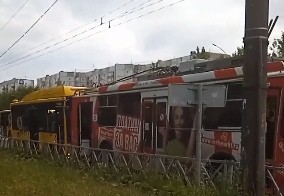 На Ленинградском проспекте в Ярославле автобус влетел в троллейбус