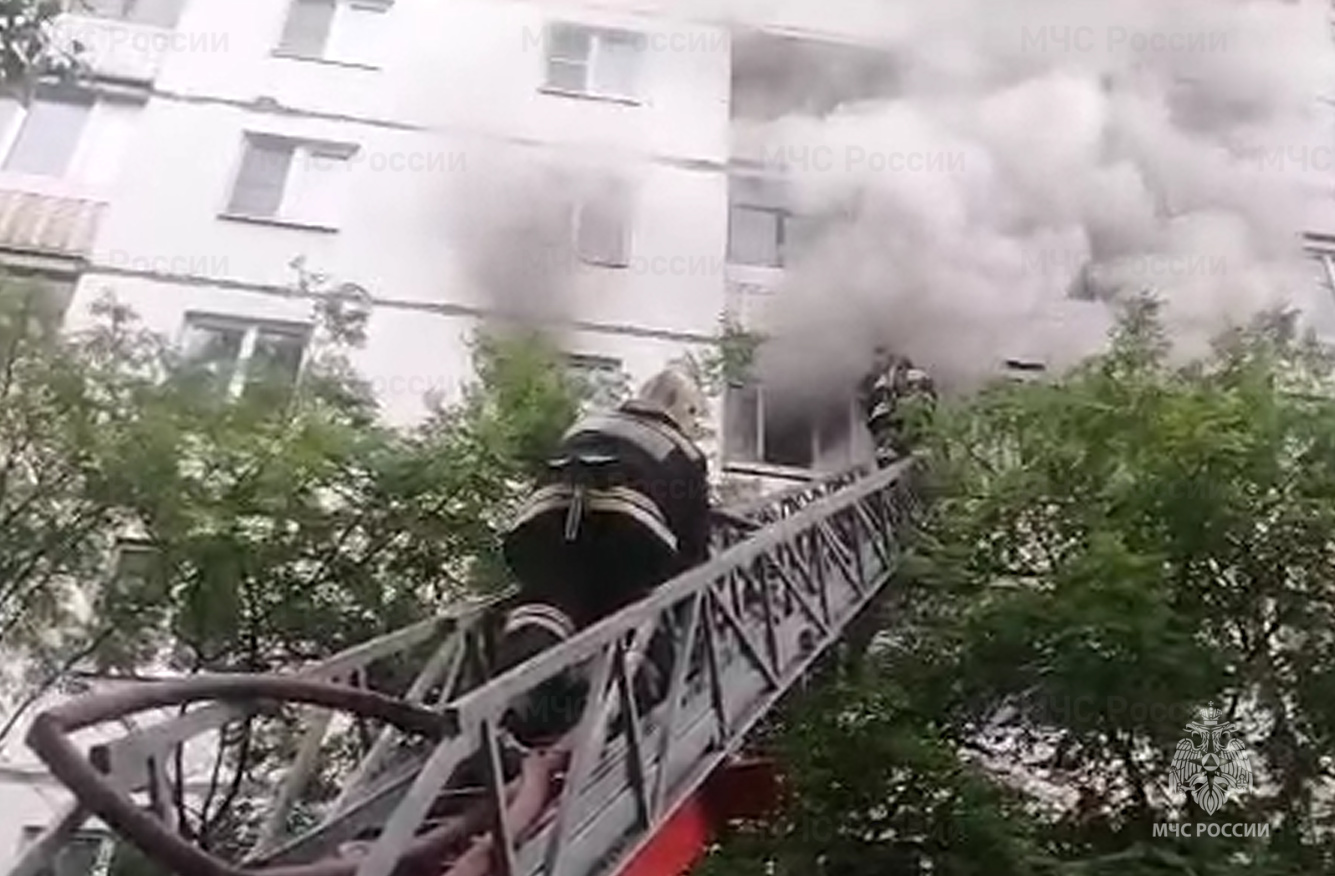 Пожарные в Рыбинске спасли из горящей квартиры 9-летнего мальчика