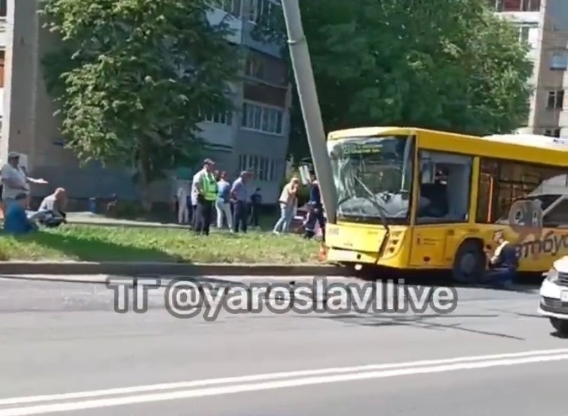 В Ярославле автобус с пассажирами врезался в столб