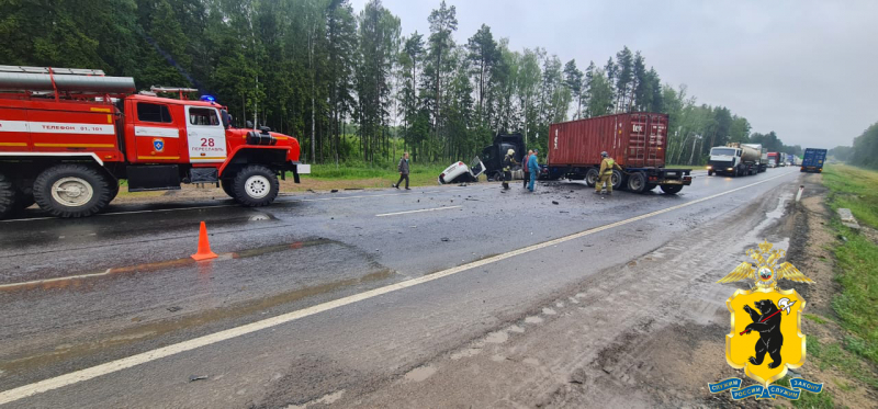 В результате ДТП с фурой на трассе М8 в Ярославской области два человека погибли и один пострадал