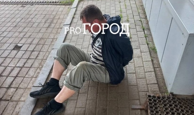 В машине сидели дети: на заправке в Ярославле неадекватный мужчина напал с гранатой на товарища