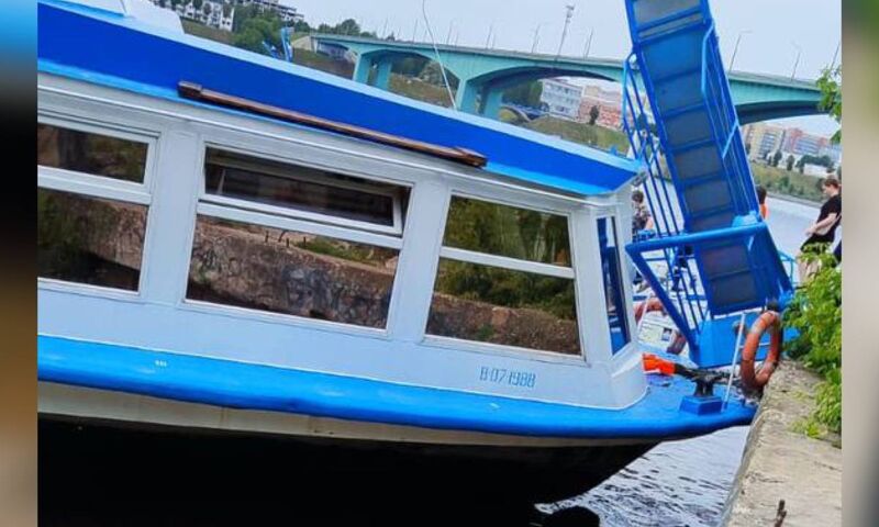 В Ярославле теплоход с пассажирами врезался в берег: есть пострадавшие