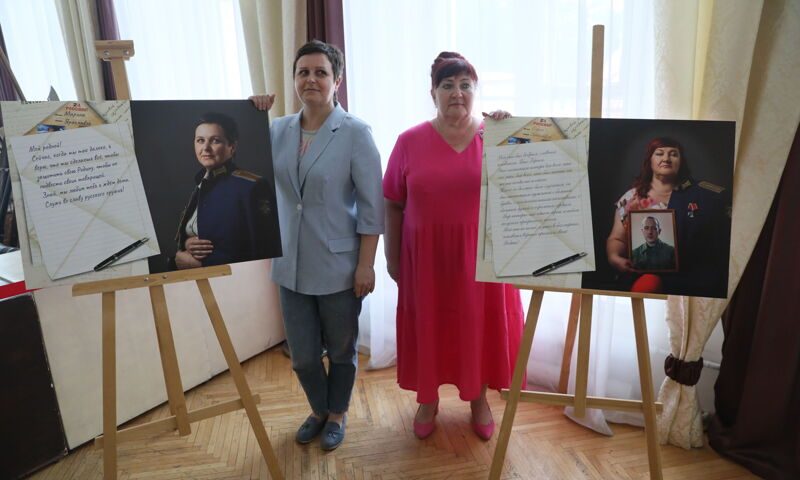 В Ярославле открылась фотовыставка, посвященная женам участников СВО