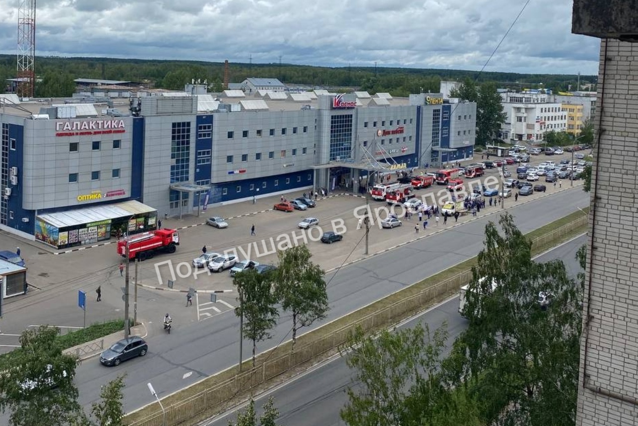 130 человек эвакуировали из торгового центра в Заволжском районе Ярославля из-за пожара