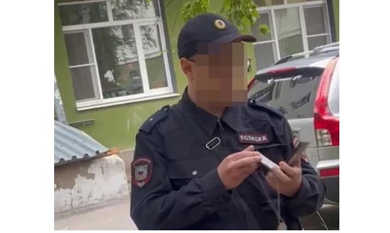 В Ярославле полицейский пригрозил пистолетом шумной компании, распивающей алкоголь во дворе