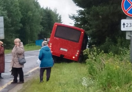 Водитель засмотрелся в телефон: на трассе в Ярославской области рейсовый автобус с пассажирами съехал в кювет