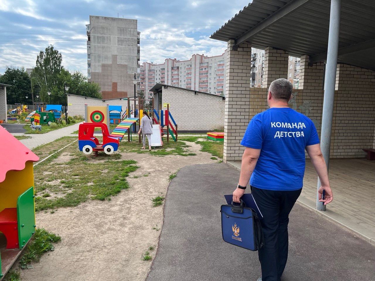 ребенок сломал кровать в лагере