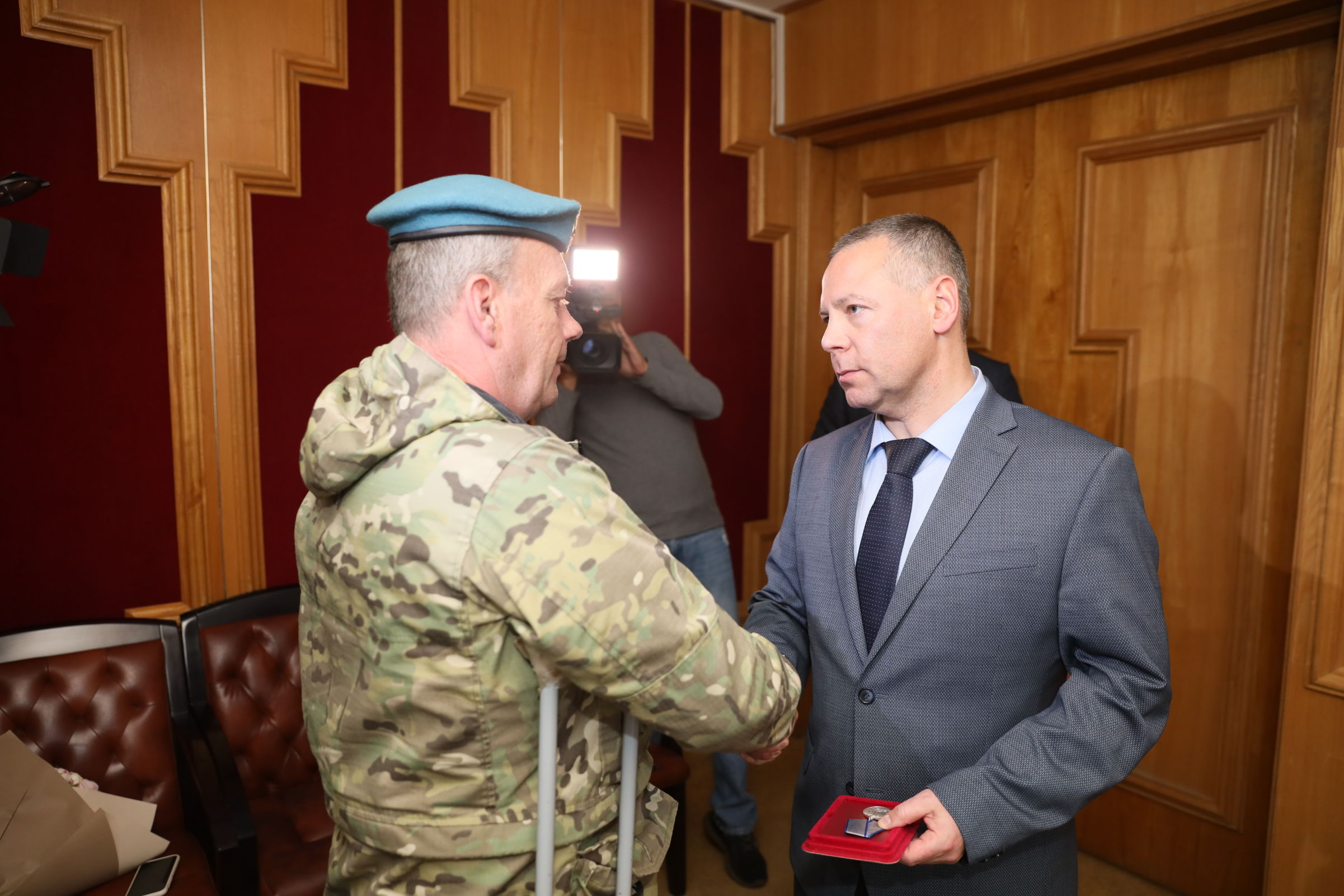 Михаил Евраев вручил участникам СВО государственные награды