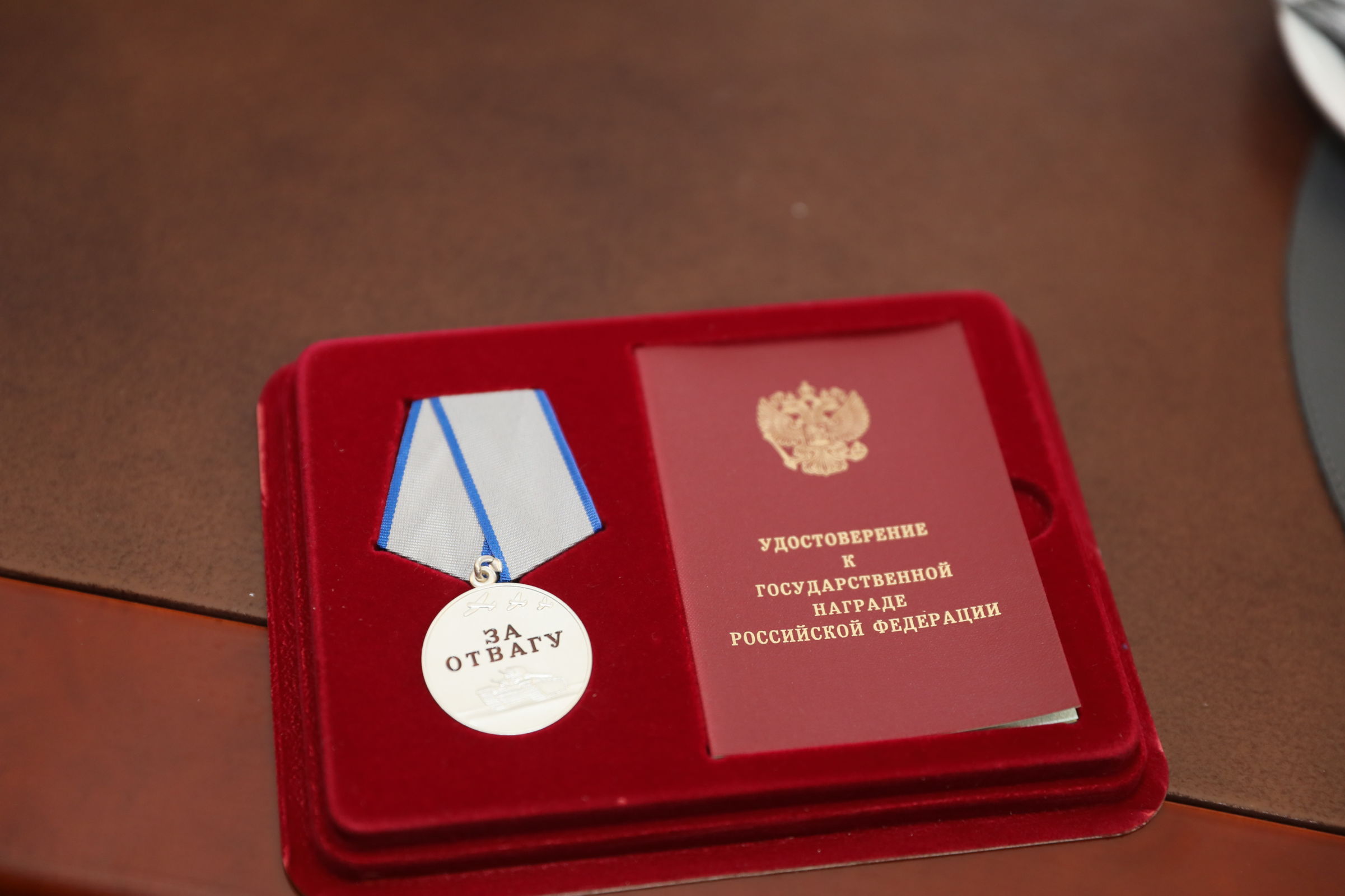 Михаил Евраев вручил участникам СВО государственные награды