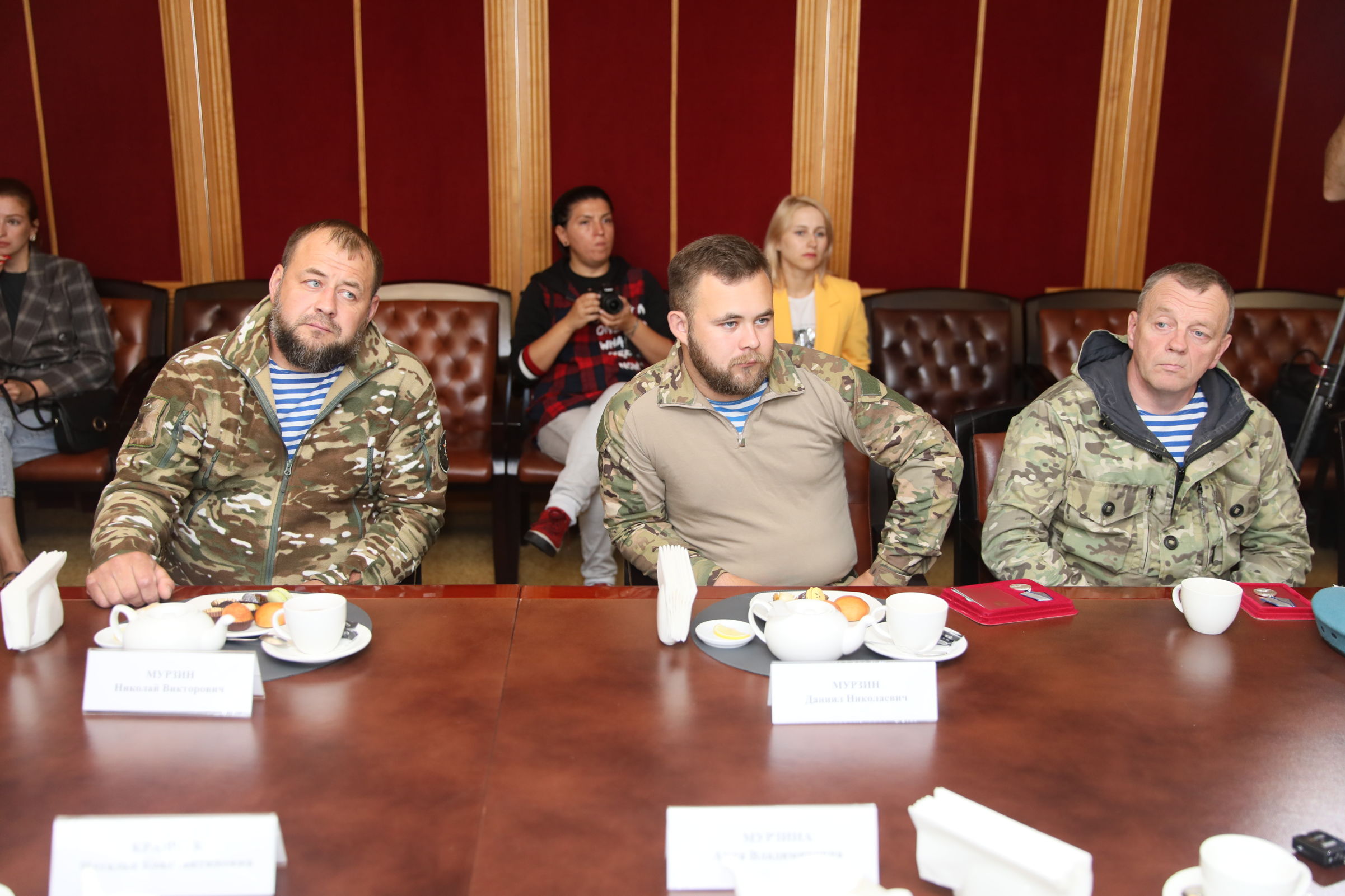 Михаил Евраев вручил участникам СВО государственные награды