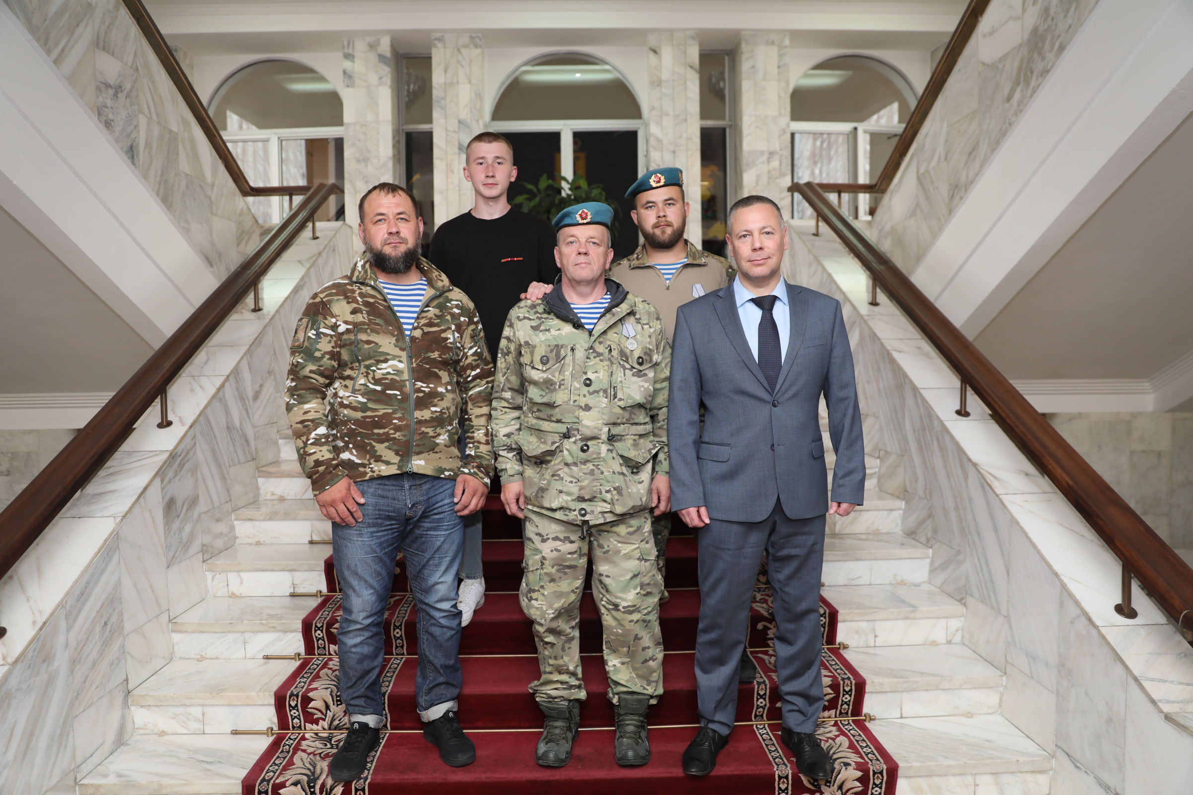 Михаил Евраев вручил участникам СВО государственные награды