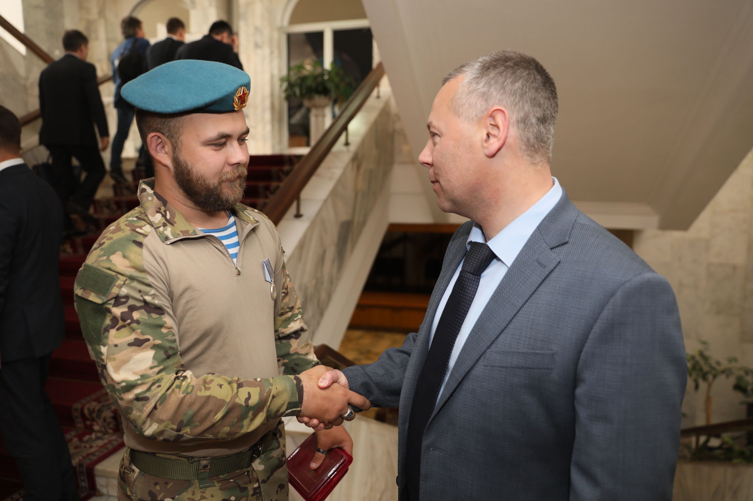 Михаил Евраев вручил участникам СВО государственные награды