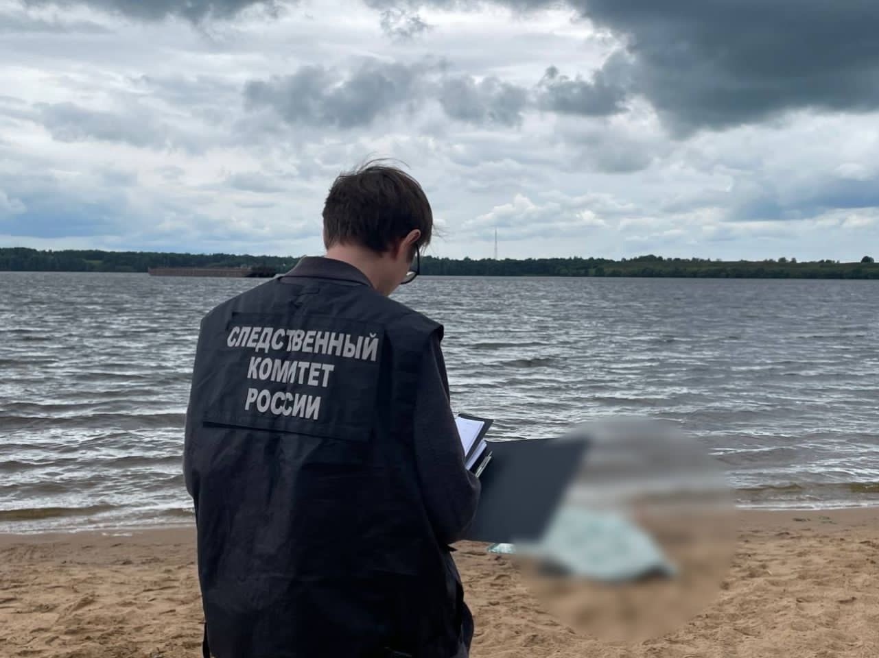 Мужчина и женщина уходили под воду: в Ярославской области полицейский спас утопающую