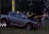В Ярославле внедорожник снес ограждение и врезался в столб: видео