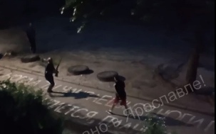 Мужчина с оружием устроил разборки во дворе дома в Дзержинском районе в Ярославле