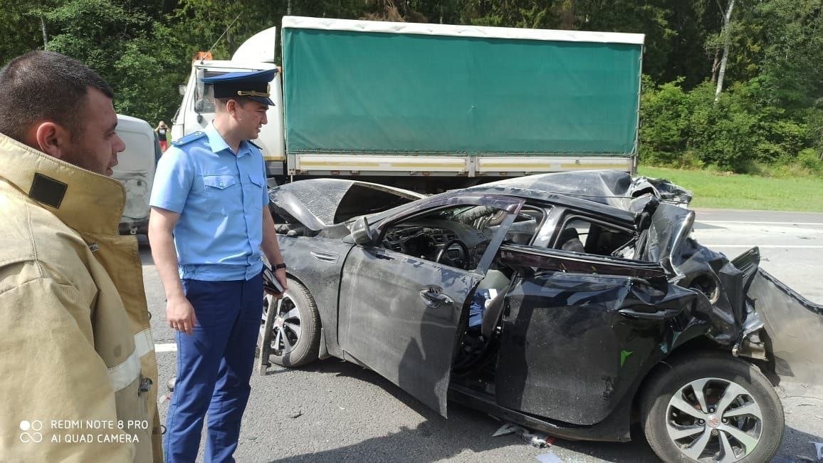В результате столкновения восьми автомобилей и фуры на трассе М8 в Ярославской области пострадали трое взрослых и ребенок