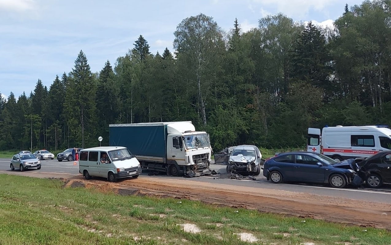 В результате столкновения восьми автомобилей и фуры на трассе М8 в  Ярославской области пострадали трое взрослых и ребенок- Яррег - новости  Ярославской области