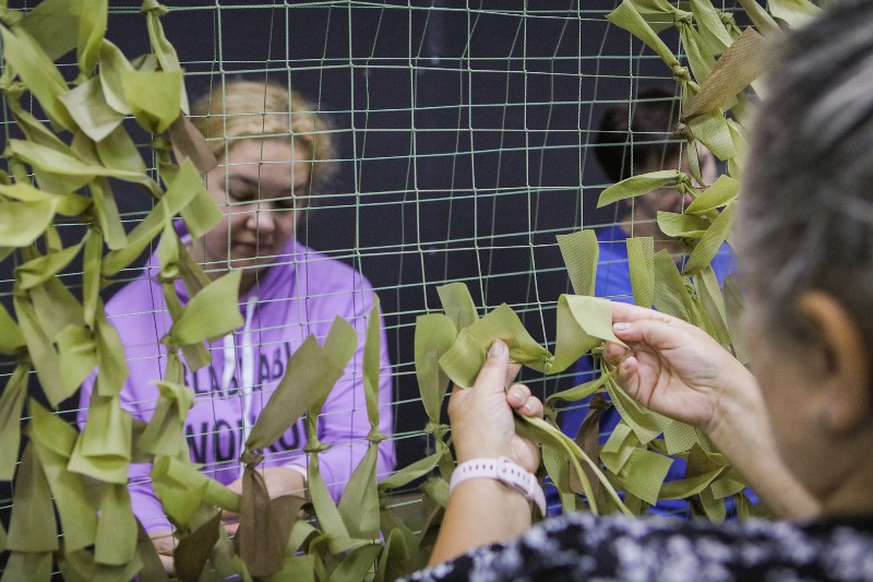 Жители Рыбинска плетут для бойцов индивидуальные маскировочные накидки