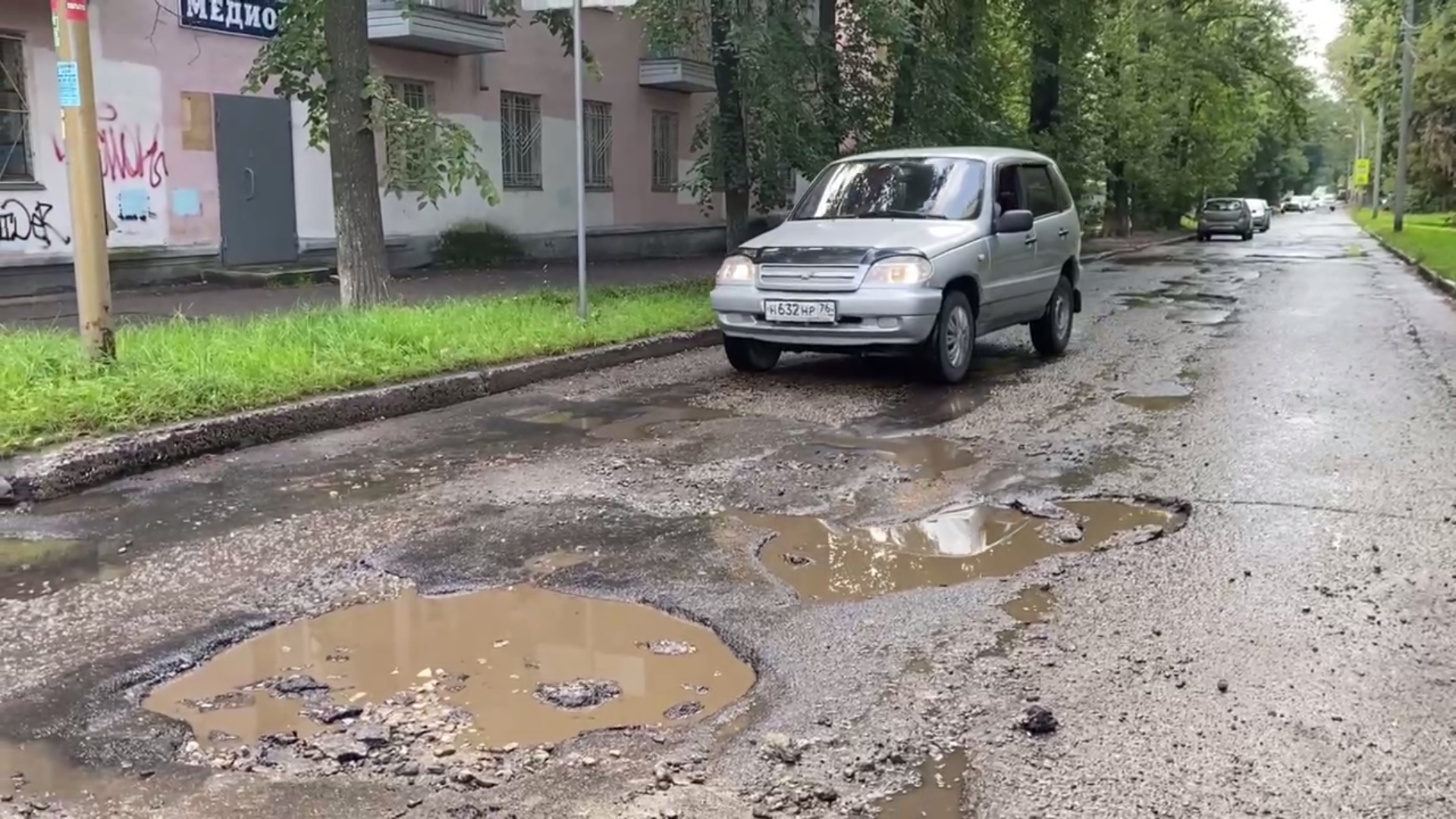 В Ярославле на улице Лисицына началась подготовка к обновлению асфальта:  жителей города просят не парковать свои авто в зоне работ- Яррег - новости Ярославской  области