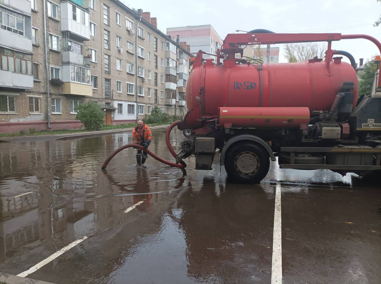 За несколько часов выпала месячная норма осадков: мэр Ярославля рассказал о борьбе с последствиями непогоды