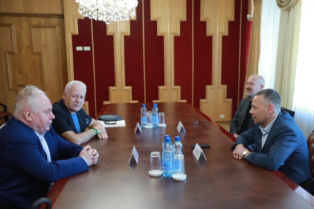 Губернатор Ярославской области провел встречу с меценатом Виктором Тырышкиным