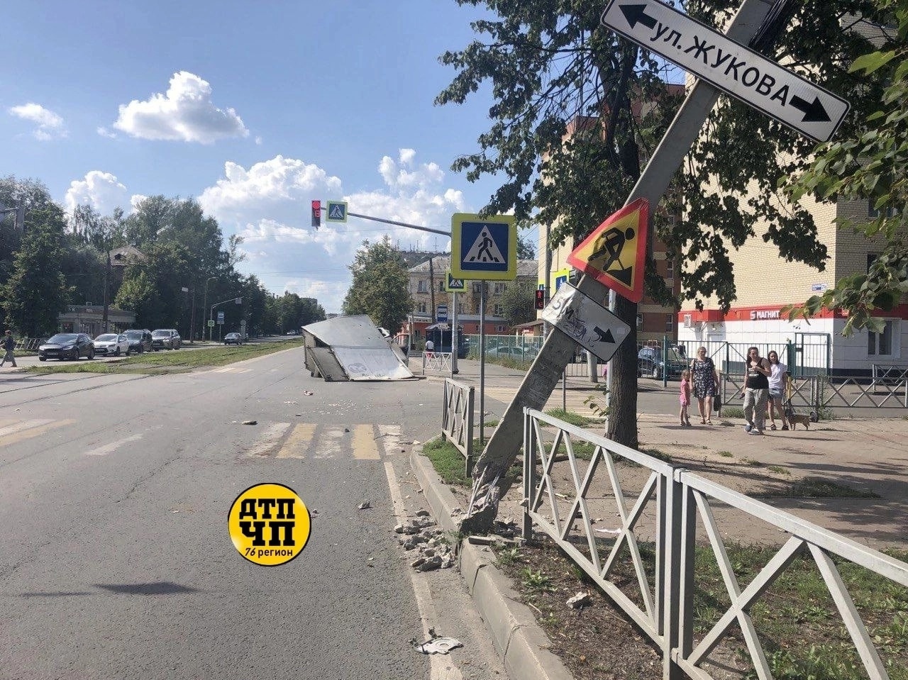 На Пятерке в Ярославле «Газель» снесла столб | 02.08.2023 | Ярославль -  БезФормата