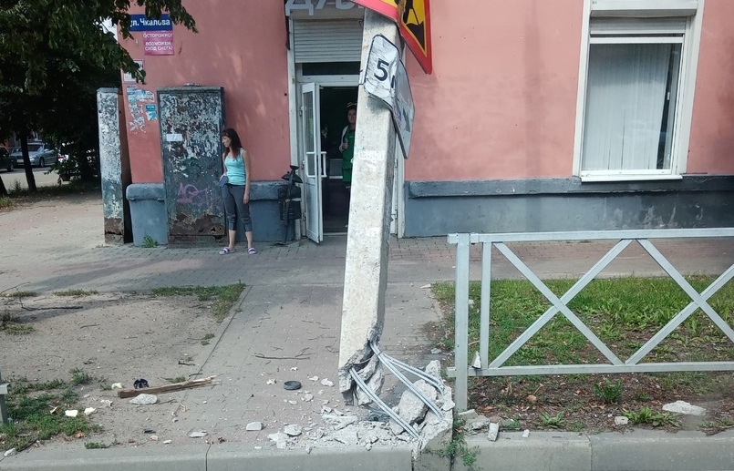 На Пятерке в Ярославле «Газель» снесла столб