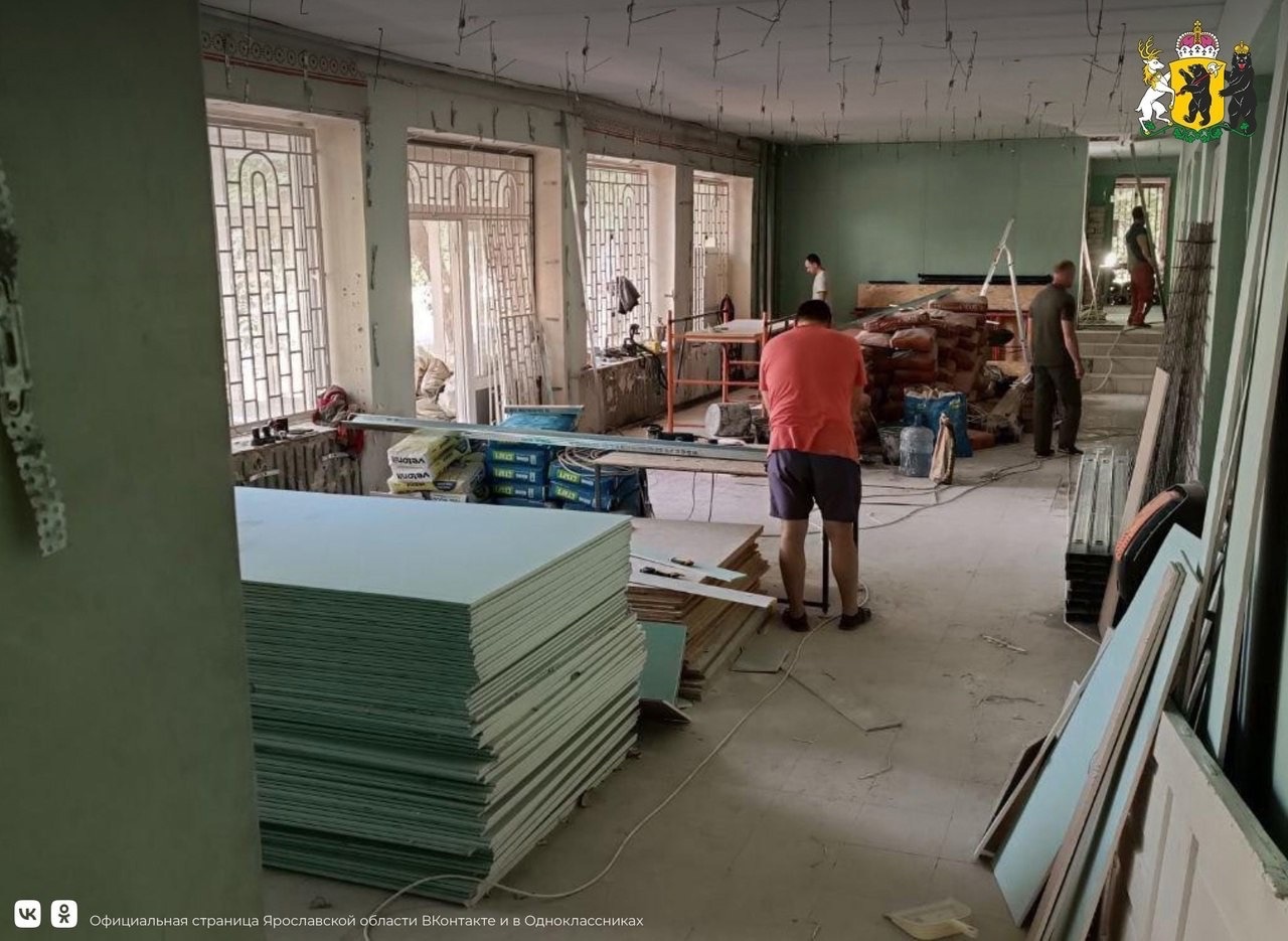 В Акимовском районе ярославские специалисты ремонтируют здание МФЦ