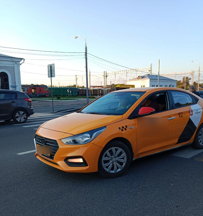 В Ярославле водитель такси сбил пешеходов у Московского вокзала