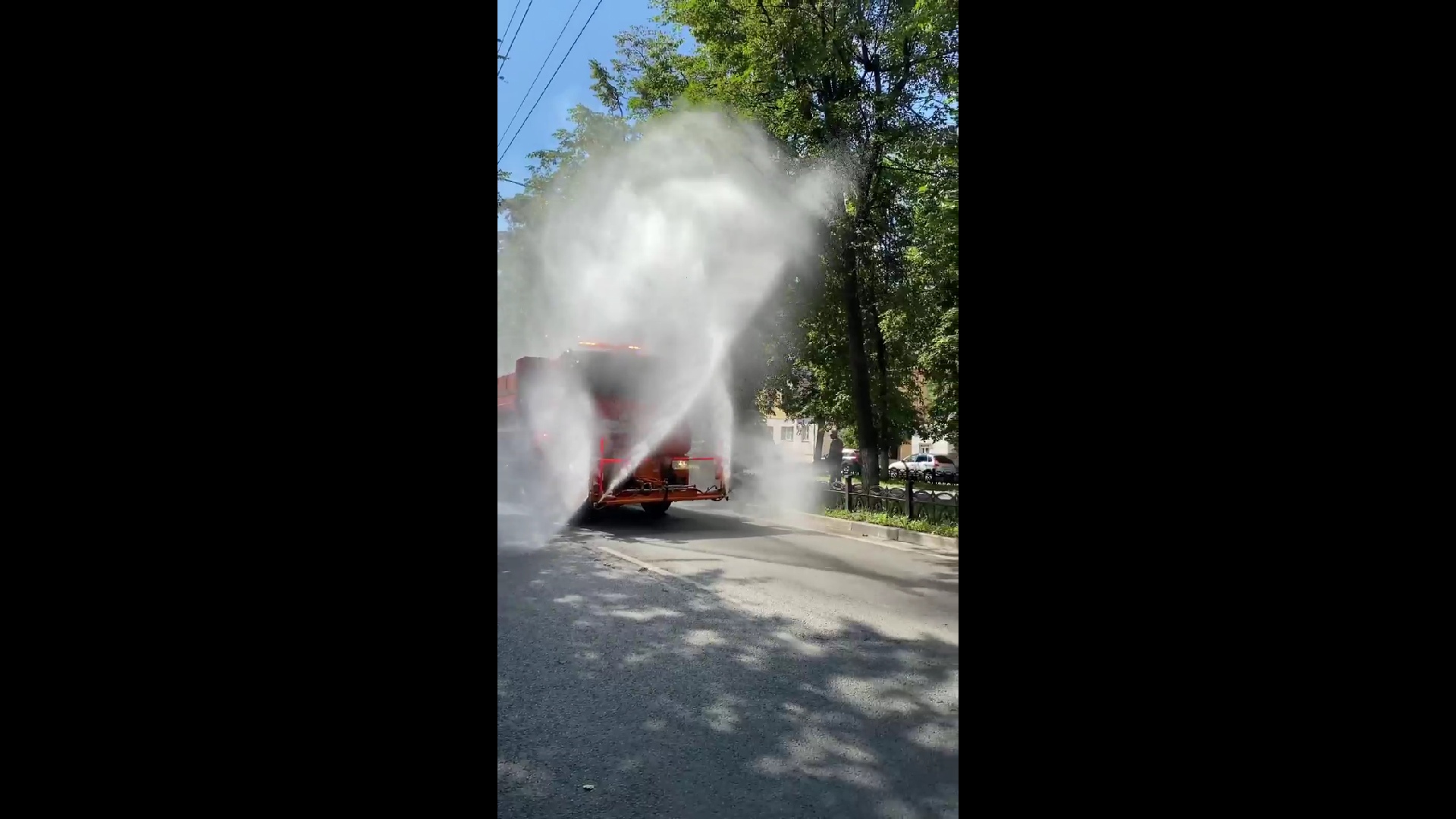 Для борьбы с жарой в Ярославле запустили водное орошение улиц | 07.08.2023  | Ярославль - БезФормата