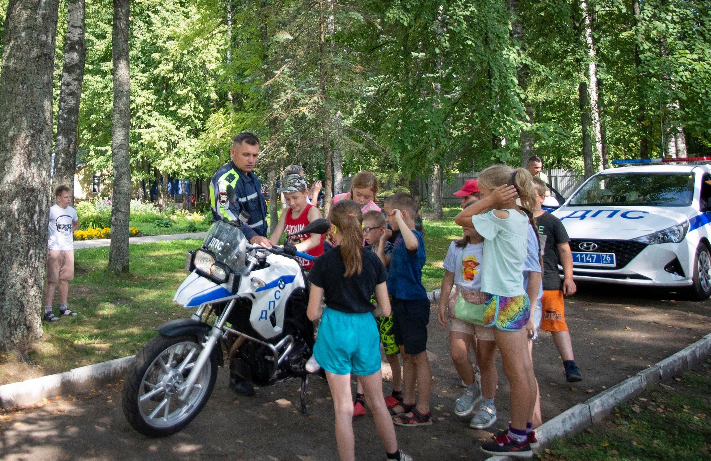 В детском оздоровительном лагере Ярославской области прошла «Зарядка со стражем порядка»