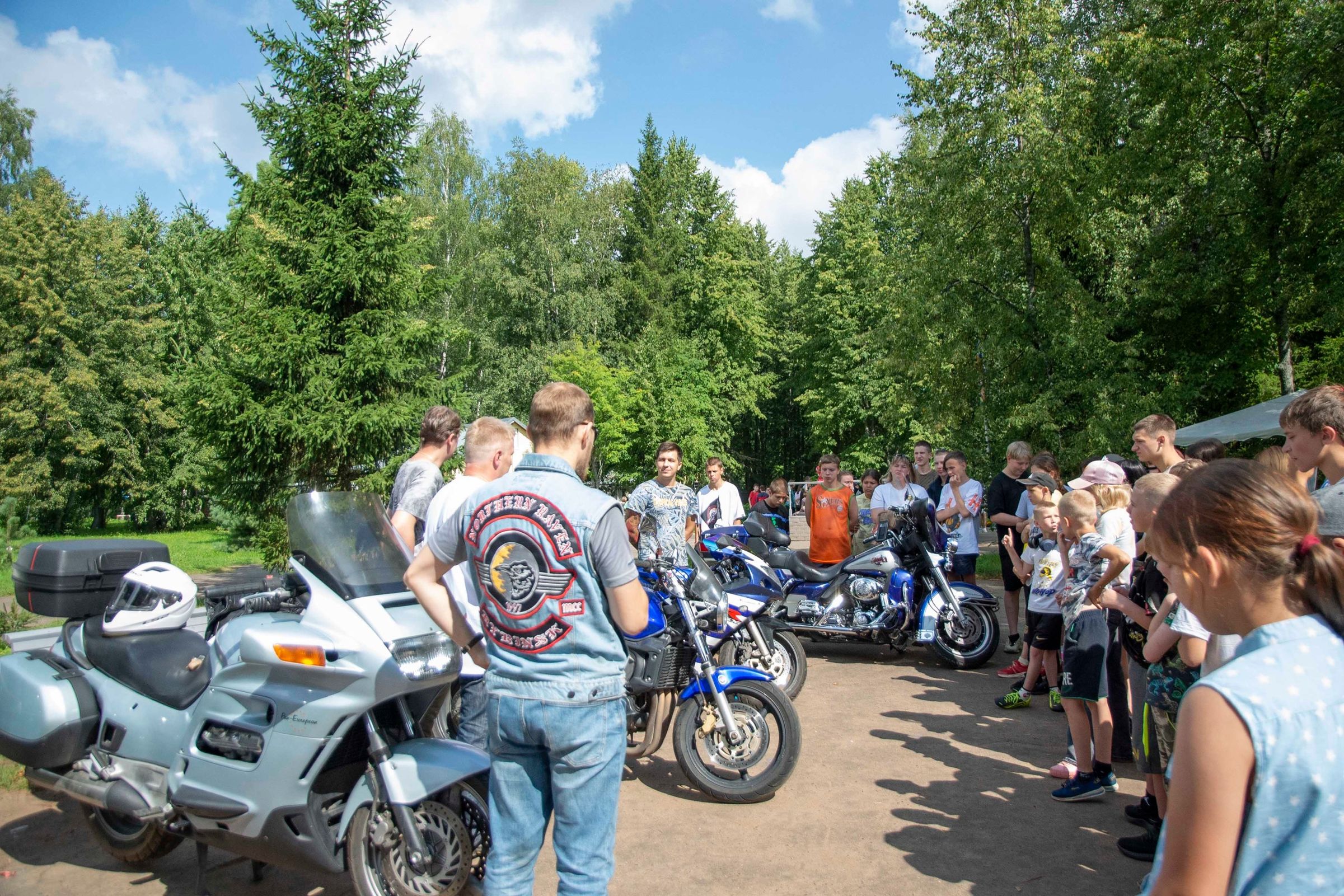 В детском оздоровительном лагере Ярославской области прошла «Зарядка со стражем порядка»