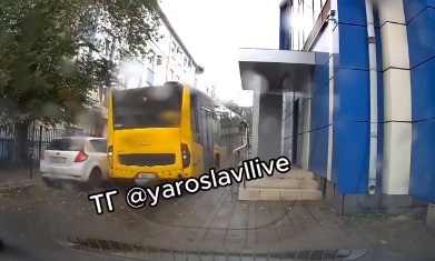 В Ярославле автобус протаранил припаркованную легковушку и уехал