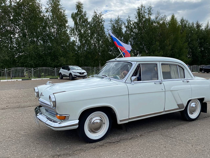 В Ярославле состоялся автопробег в День флага России